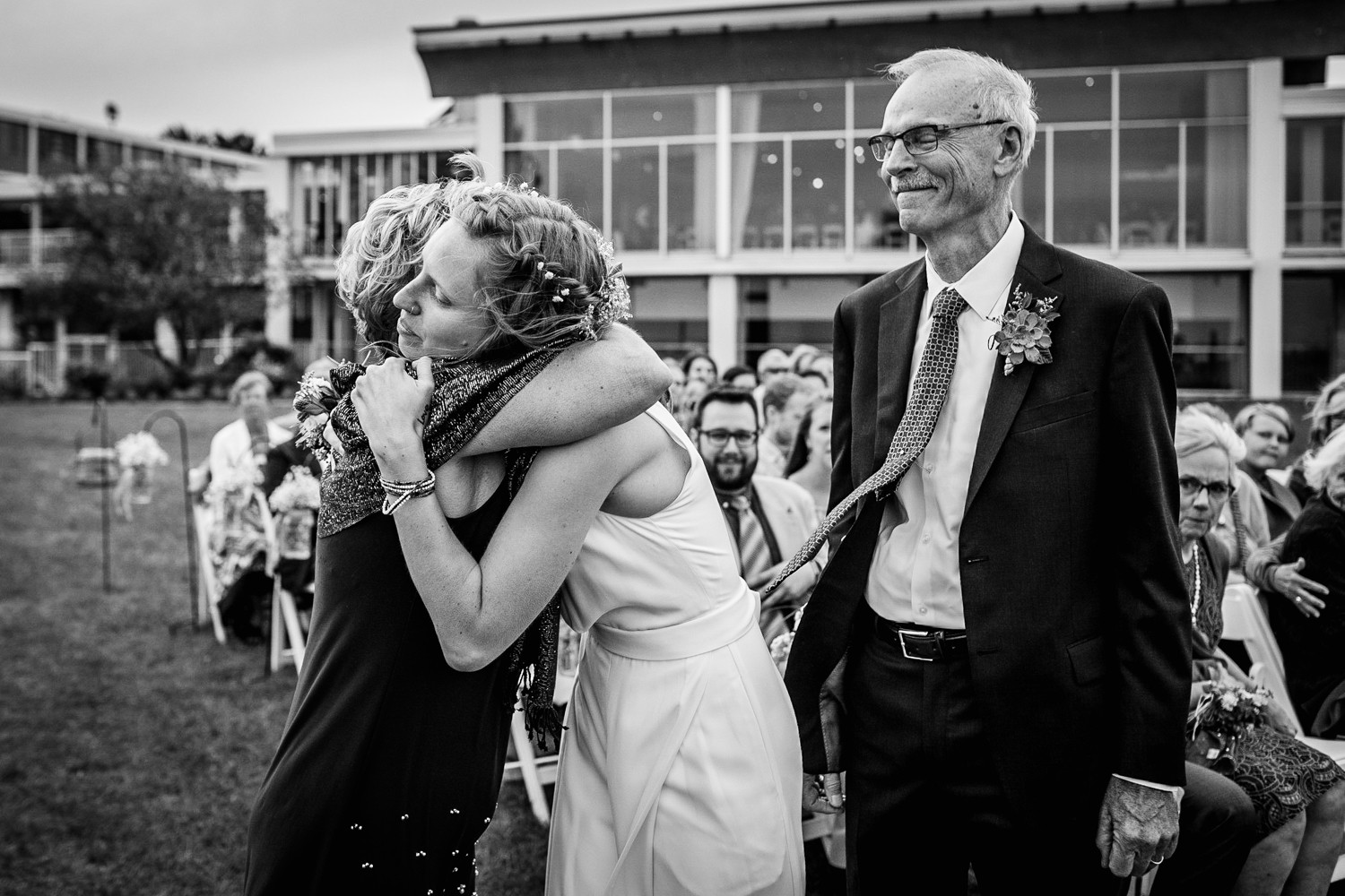A bride hugs her mother at an Illinois Beach Resort wedding